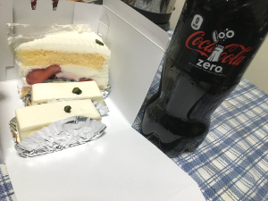 レアチーズケーキ、コーラ
